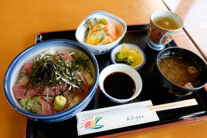 道の駅のマグロ丼で昼食 (X-T1 + XF16mm F1.4R)