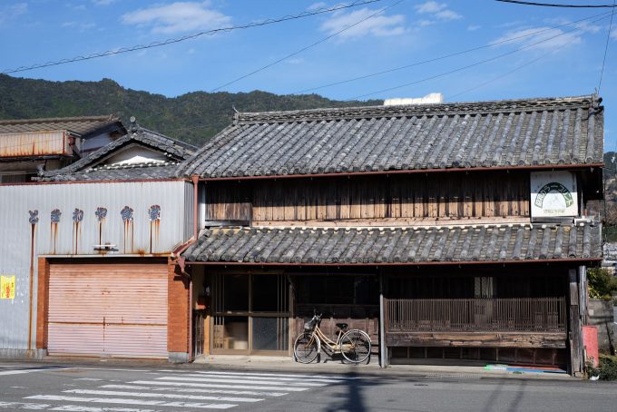 古びた建物が残る (X-T1 + XF35mm F1.4R)