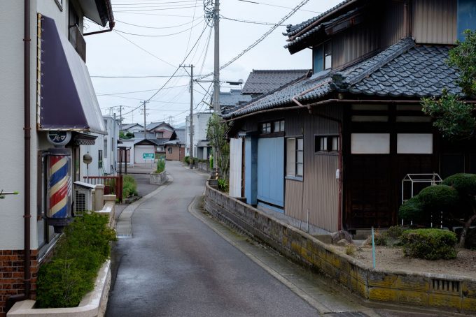 狭い道路が入り組む稲津町 (FUJIFILM X-T1 + XF35mm F1.4R)