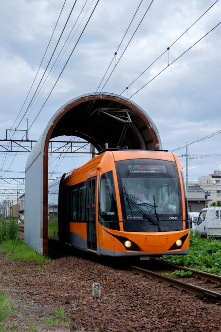 花堂駅を出発した福井鉄道の電車 (FUJIFILM X-T1 + XF35mm F1.4R)