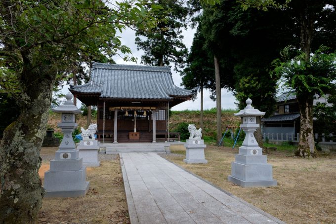 稲津町の白山神社 (FUJIFILM X-T1 + XF16mm F1.4R)