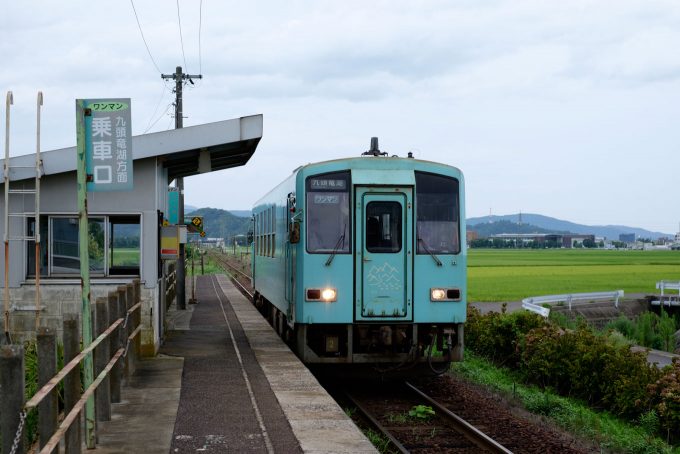 九頭竜湖行き 727D (FUJIFILM X-T1 + XF35mm F1.4R)