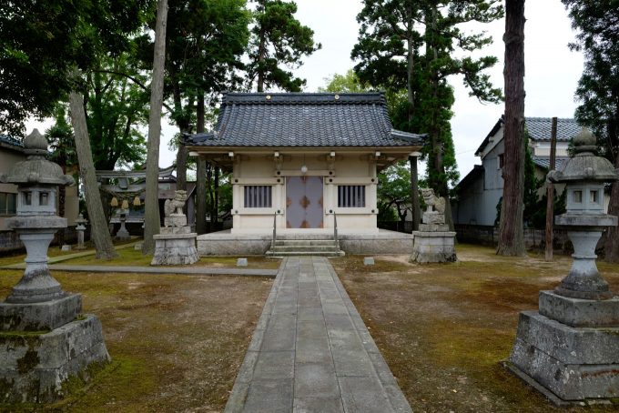 下六条町の八幡神社 (FUJIFILM X-T1 + XF16mm F1.4R)