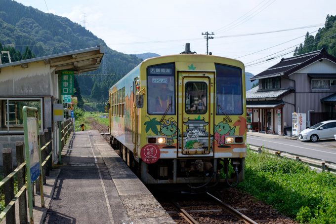 九頭竜湖行き 727D (FUJIFILM X-T1 + XF35mm F1.4R)