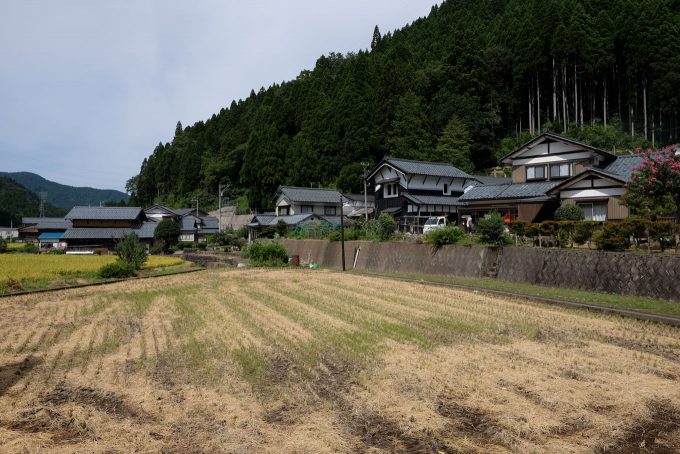 平地には田畑が広がり、山裾には集落が形成される (FUJIFILM X-T1 + XF35mm F1.4R)