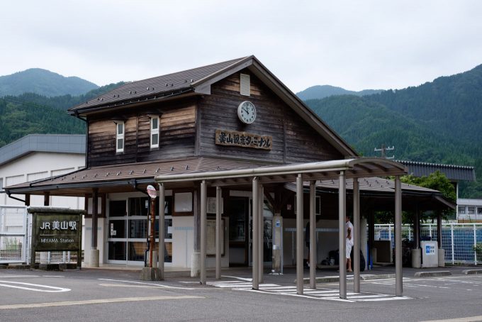 待合室とトイレを備えた美山観光ターミナル (FUJIFILM X-T1 + XF35mm F1.4R)