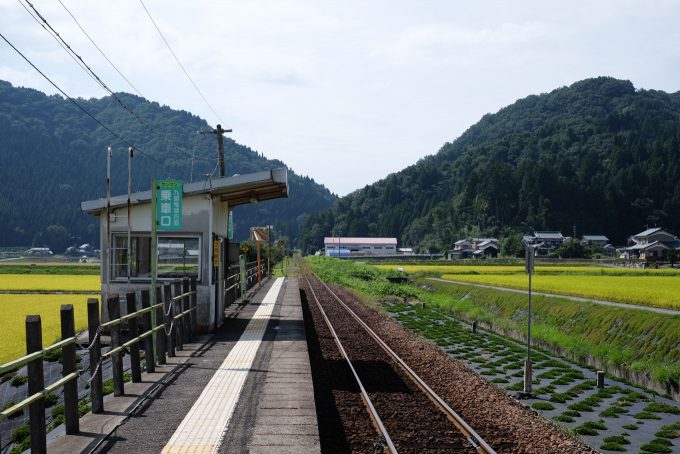 牛ケ原駅のホーム(奥の谷間が花山峠) (FUJIFILM X-T1 + XF35mm F1.4R)