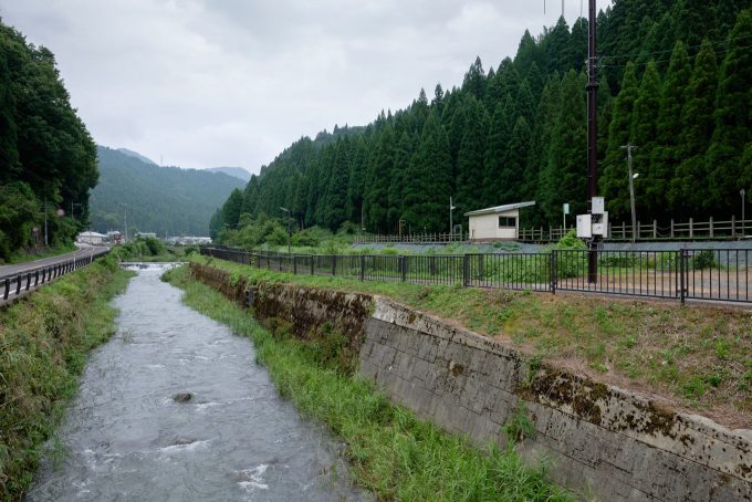 左から国道・羽生川・越前薬師駅が並ぶ (FUJIFILM X-T1 + XF16mm F1.4R)