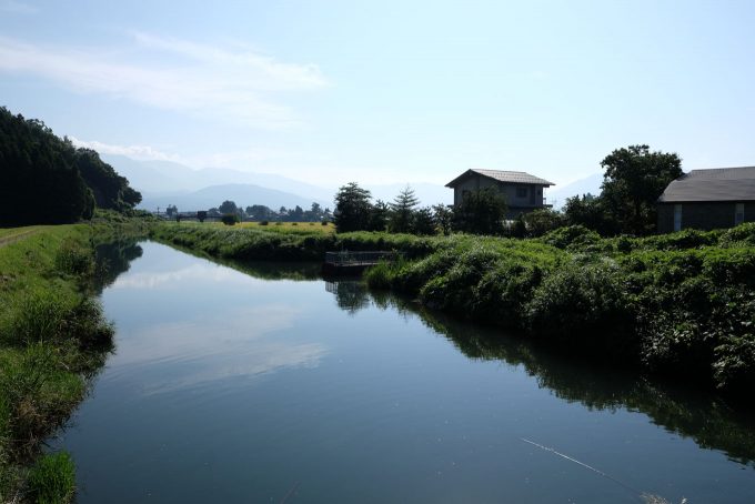 どんより流れる赤根川 (FUJIFILM X-T1 + XF16mm F1.4R)