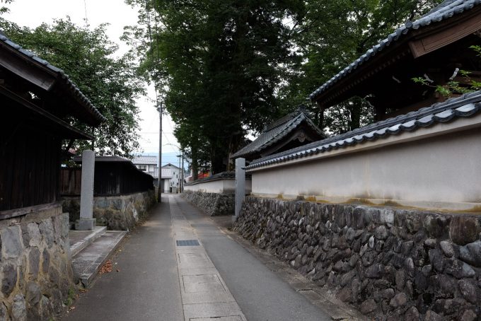 徳厳寺と最勝寺に挟まれた小路 (FUJIFILM X-T1 + XF16mm F1.4R)