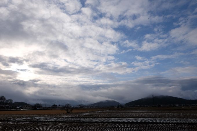 田んぼの向こうには面影山が佇む (FUJIFILM X-T1 + XF16mm F1.4R)