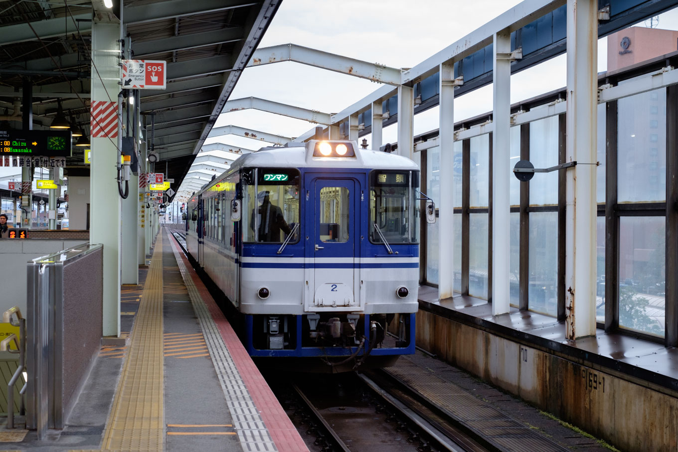 鳥取駅で発車を待つ、普通列車の智頭行き 631D。