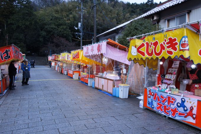 人通りのない参道に出店が並ぶ (Canon PowerShot G9 X)
