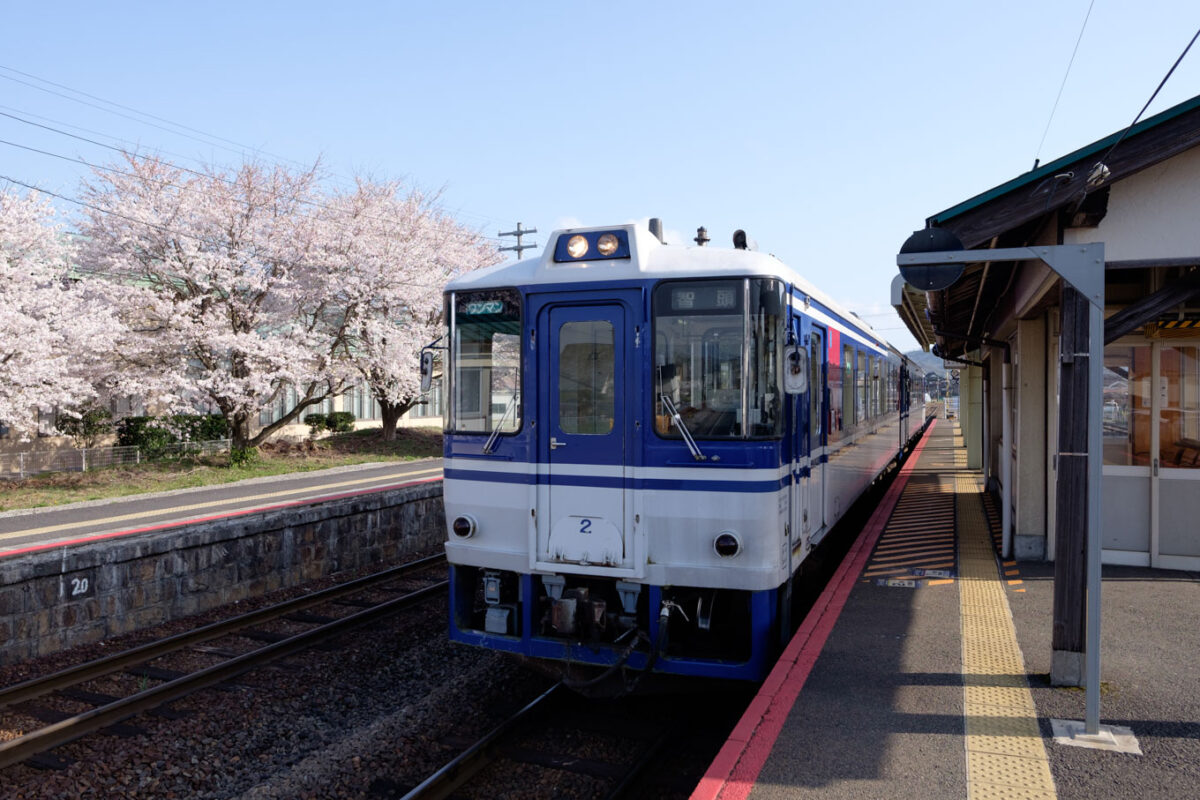 郡家駅に停車中の智頭行き普通列車。