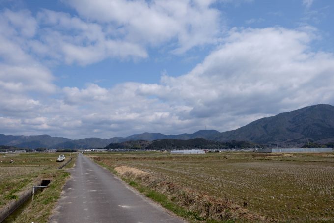 駅対岸には農地が広がる (FUJIFILM X-T1 + XF16mm F1.4R)