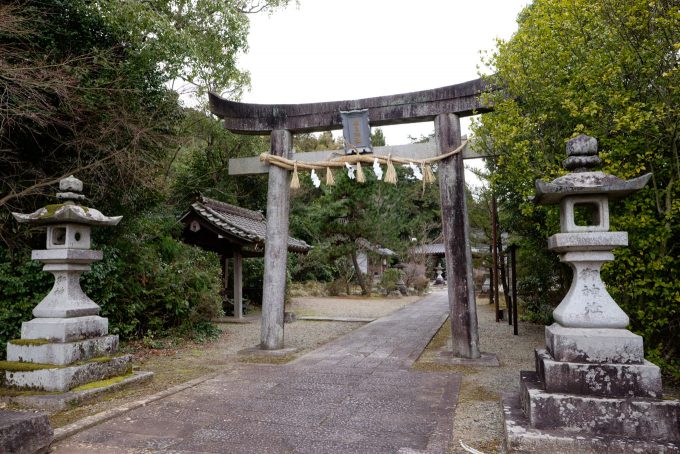 城山の麓に鎮座する春日神社 (FUJIFILM X-T1 + XF16mm F1.4R)