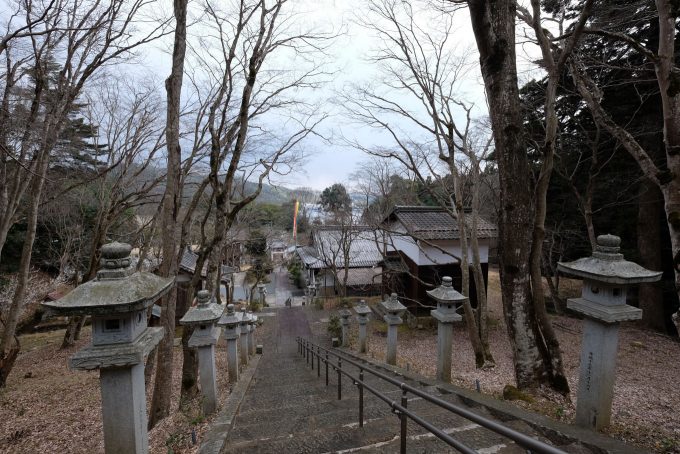 西光寺本堂から見下ろす石段 (FUJIFILM X-T1 + XF10-24mm F4R)