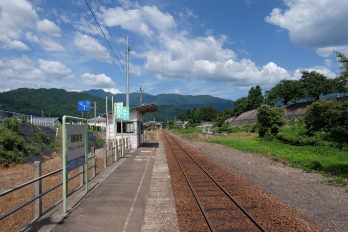 越前富田駅ホーム (FUJIFILM X-T1 + XF16mm F1.4R)