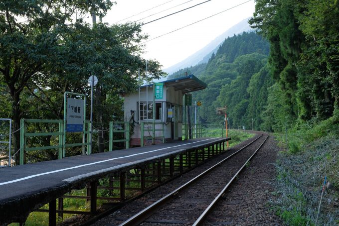 緑に囲まれた下唯野駅 (FUJIFILM X-T1 + XF35mm F1.4R)