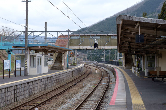 和知駅構内 (FUJIFILM X-T1 + XF35mm F1.4R)