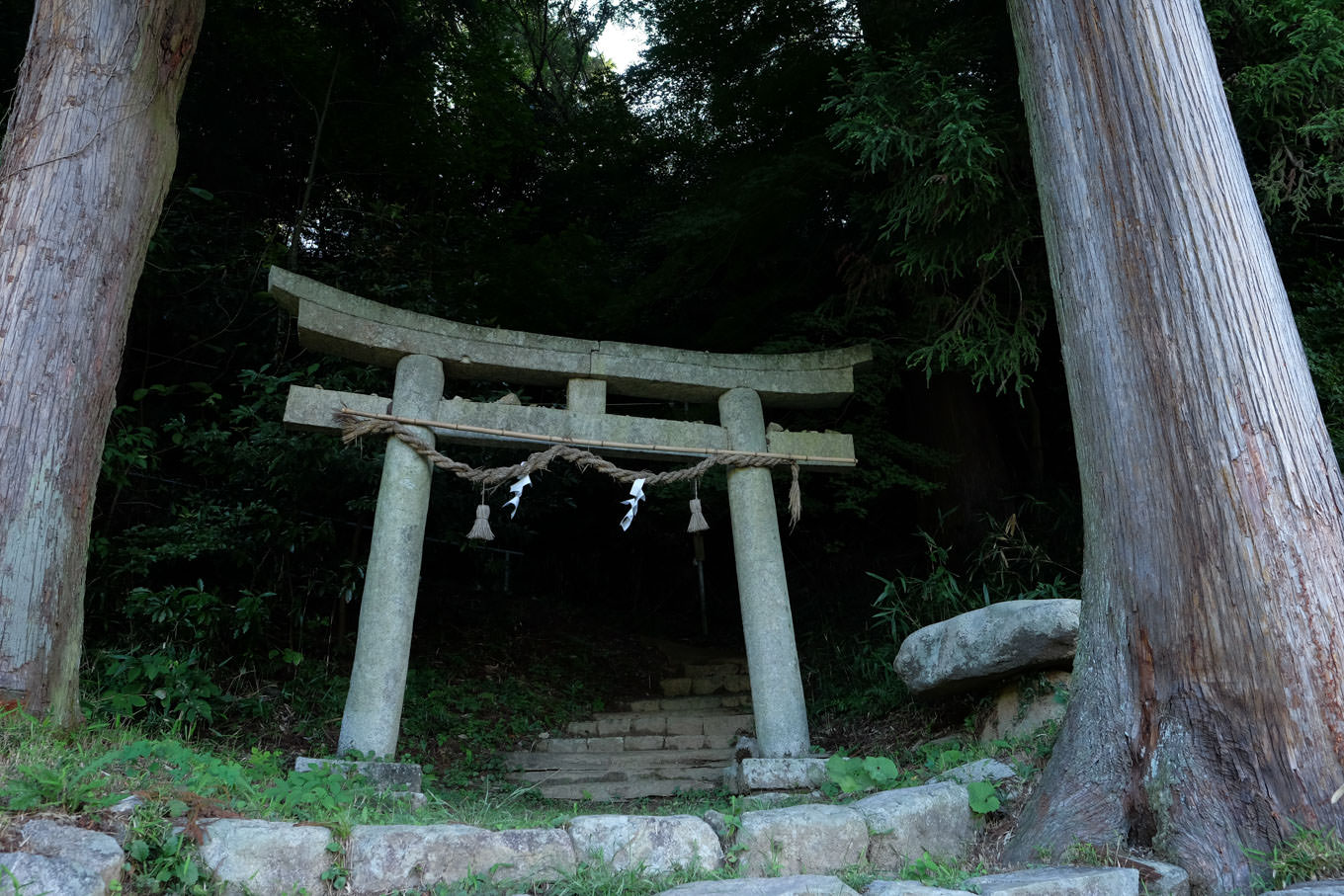 小山のふもとに建つ土師神社の鳥居。