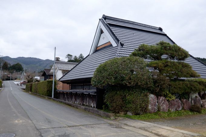沿道には古びた建物が散見される (FUJIFILM X-T1 + XF10-24mm F4R)