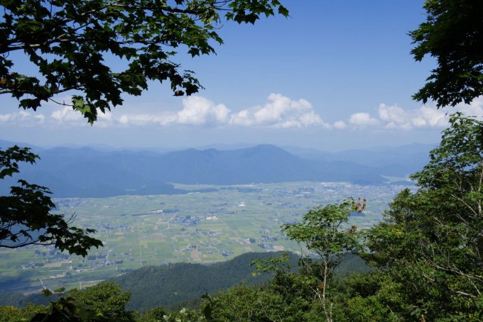 林間から見えた大野盆地 (Canon PowerShot G9X)