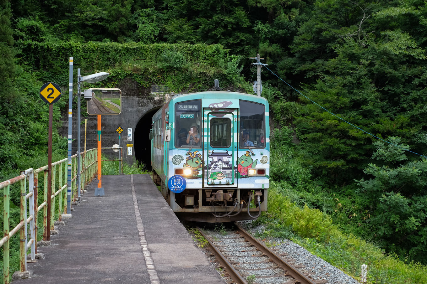 越前下山駅に入線する、普通列車の九頭竜湖行き 727D。