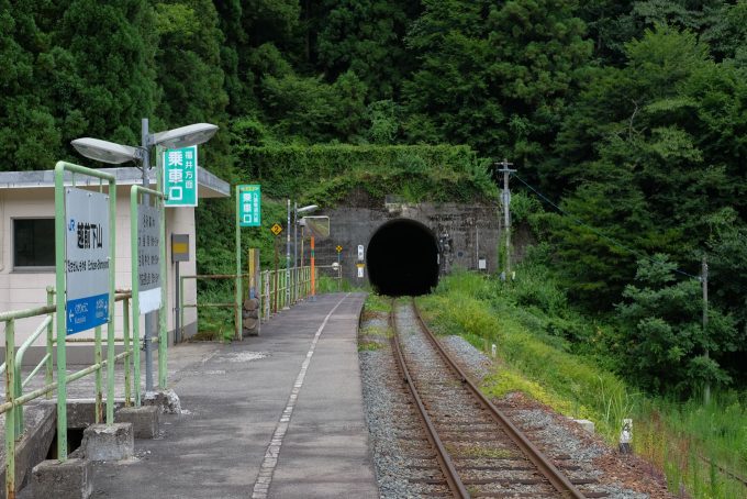 越前下山駅と荒島トンネル (FUJIFILM X-T1 + XF35mm F1.4R)