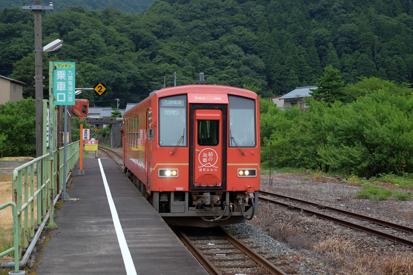 勝原駅に入線する、普通列車の九頭竜湖行き 725D。