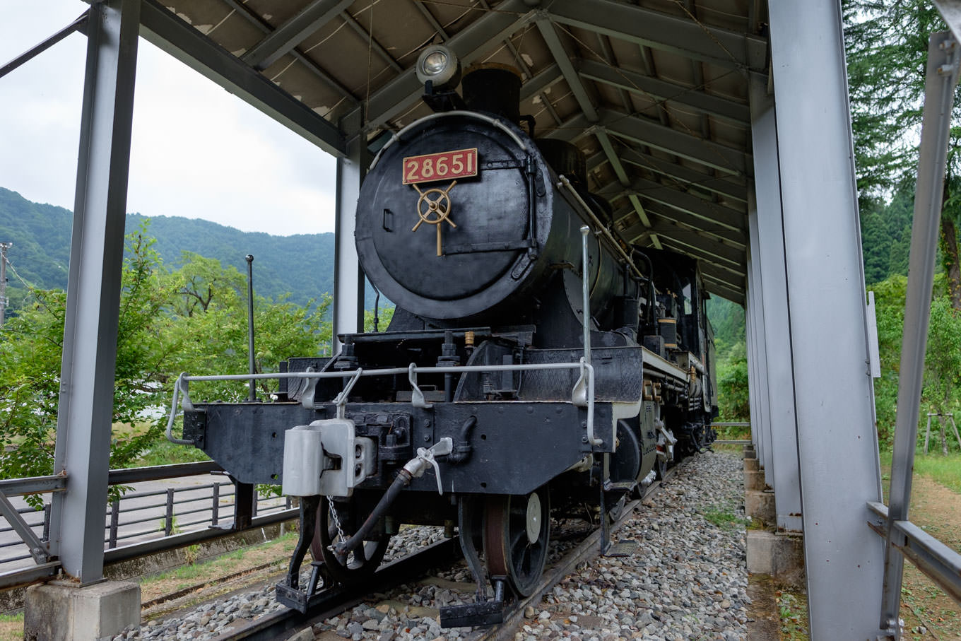 駅近くに展示された蒸気機関車。