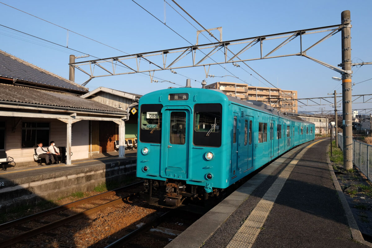 桜井駅に入線する、普通列車の奈良行き 560S。