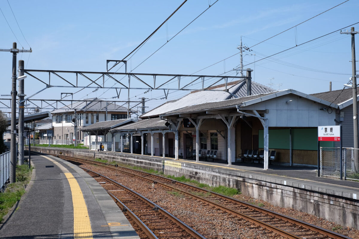 緩やかにカーブした京終駅ホーム。