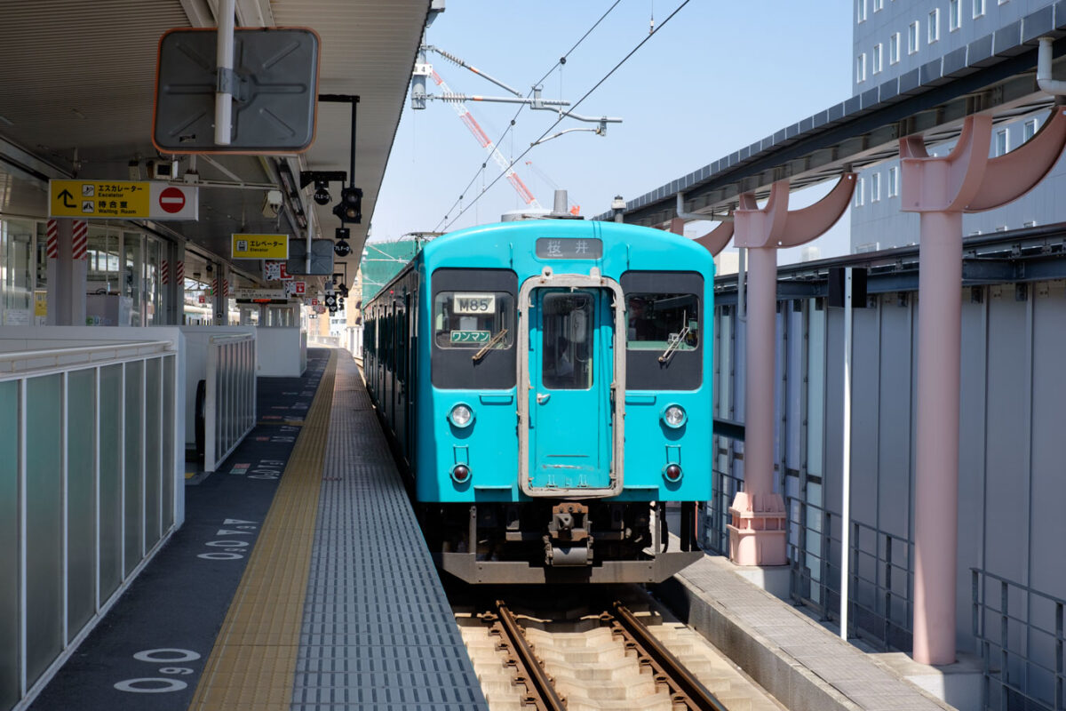 奈良駅で発車を待つ、普通列車の桜井行き 1549S。