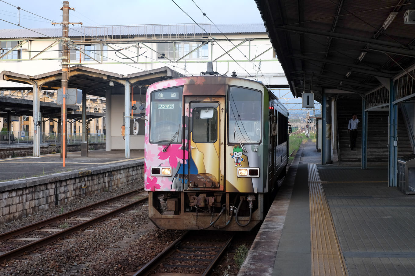 厚狭駅で発車を待つ、普通列車の仙崎行き 701D。
