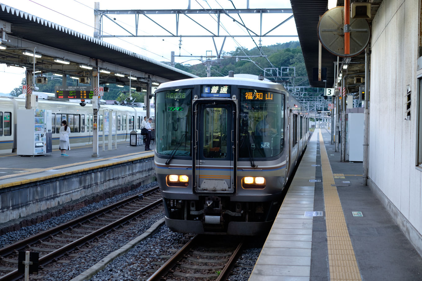 園部駅で発車を待つ、普通列車の福知山行き 1121M。