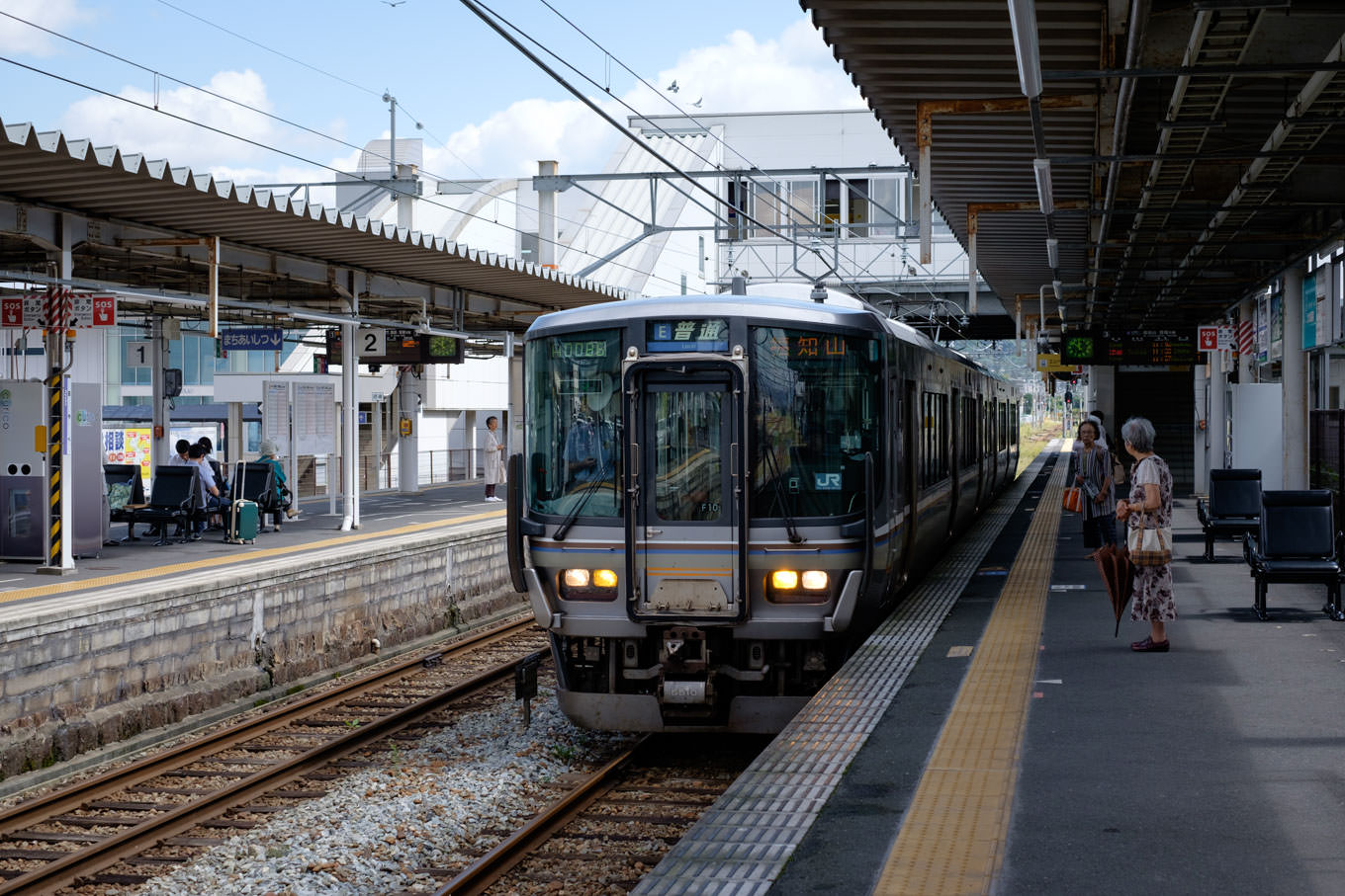 綾部駅に入線する、普通列車の福知山行き 1129M。