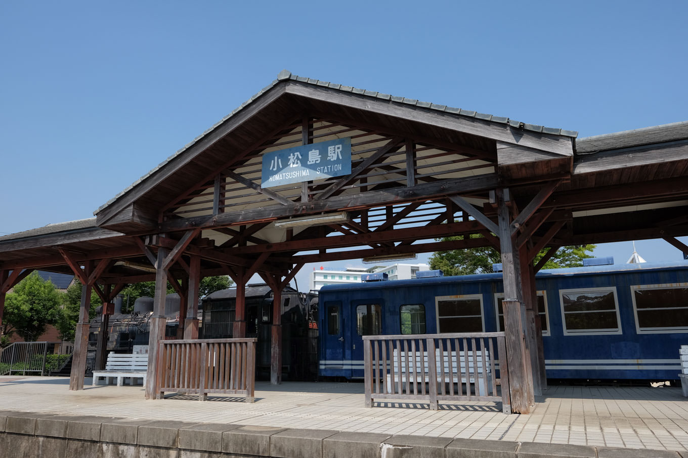 小松島駅跡に展示される蒸気機関車と小松島駅を模したホーム。