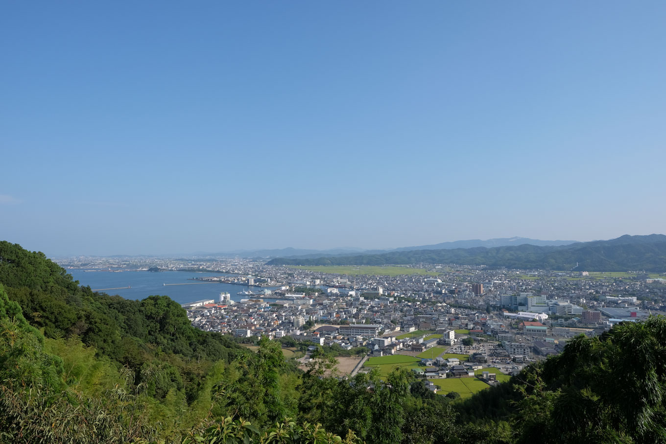 日峰山から望む小松島市街。