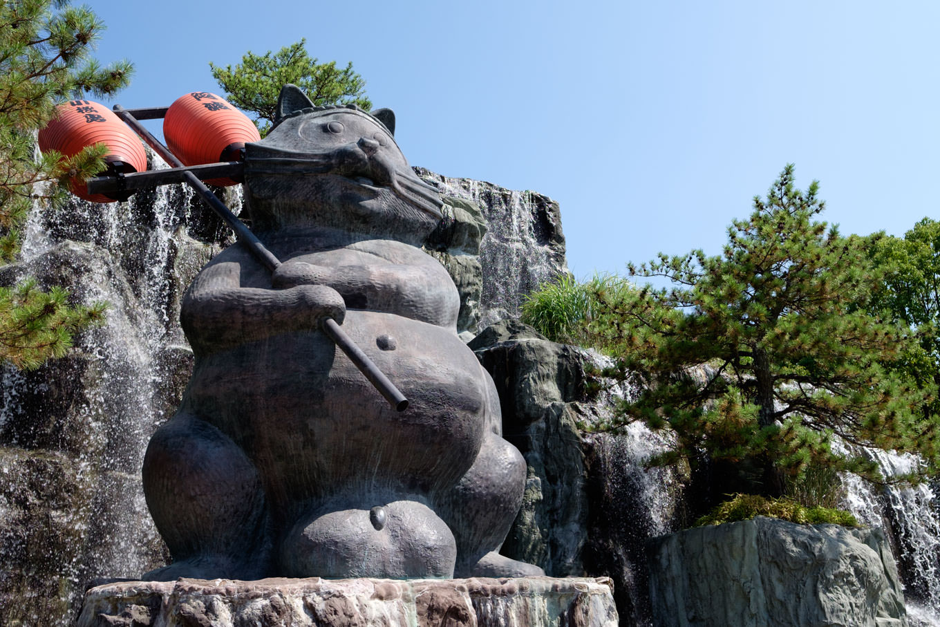 小松島駅跡に鎮座する、世界一大きな、たぬきの銅像。