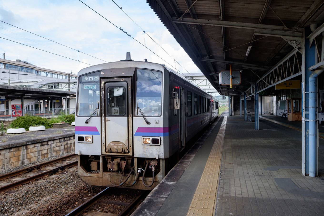 厚狭駅で発車を待つ、普通列車の長門市行き 705D。