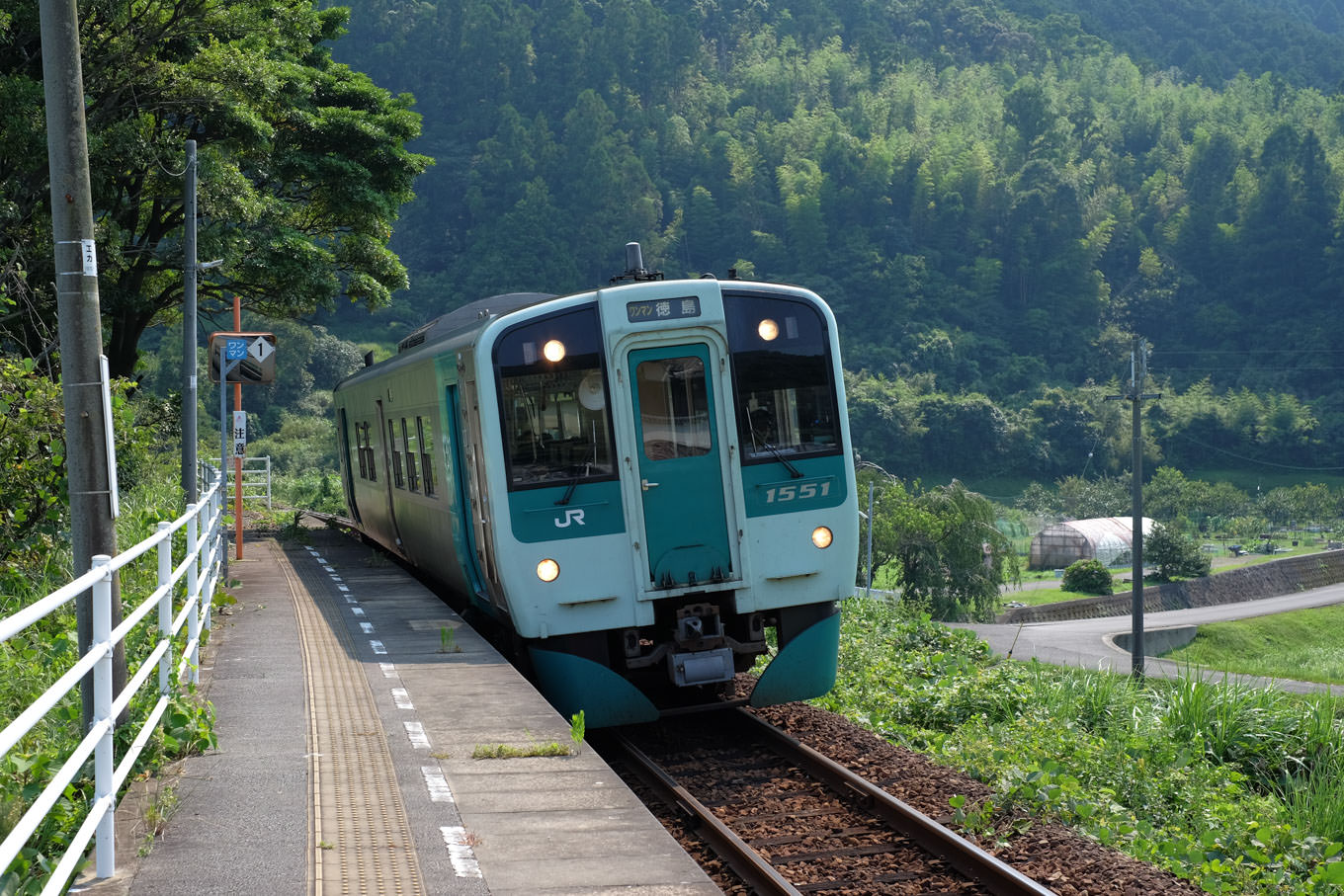 木岐駅に入線する徳島行き普通列車 4564D。
