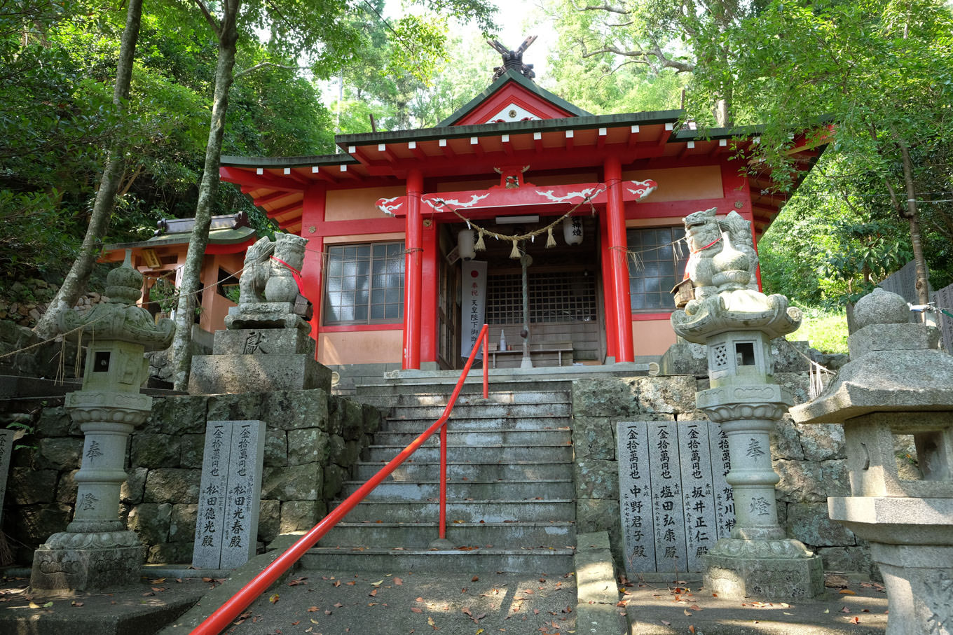 満石神社の拝殿。