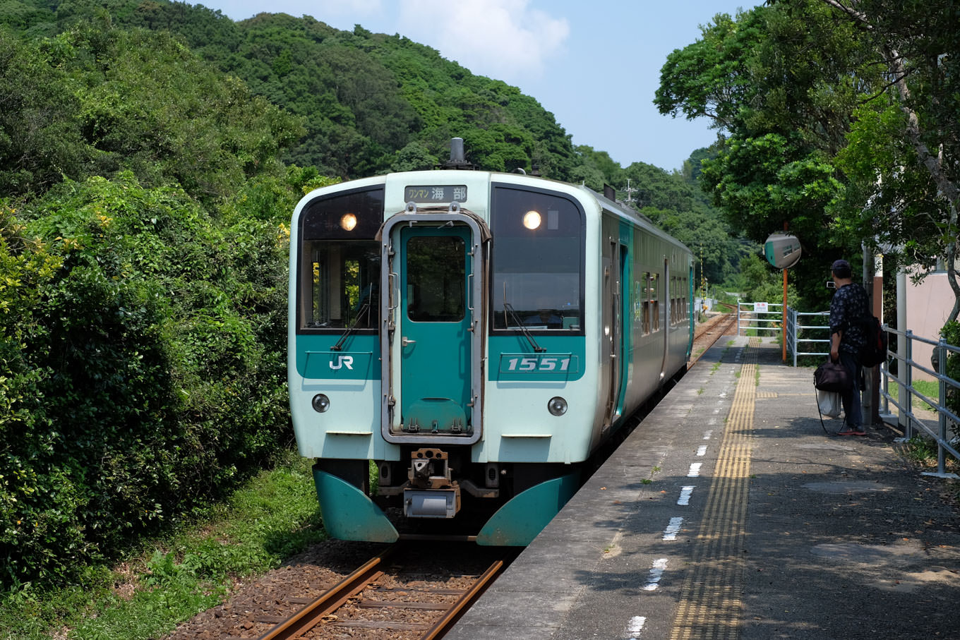 田井ノ浜駅に入線する海部行き普通列車 4543D。