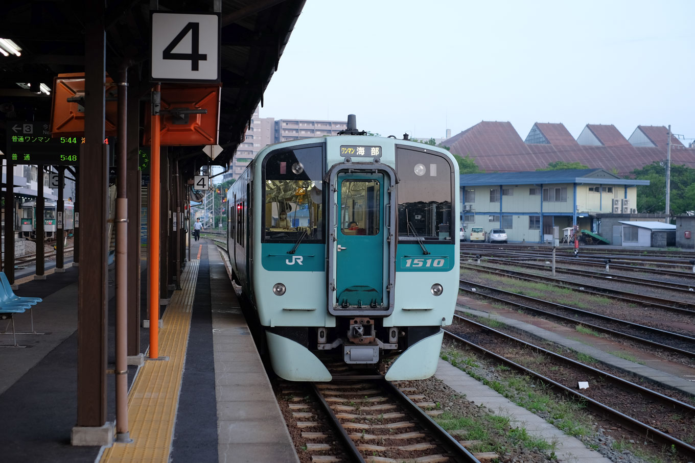 徳島駅で発車を待つ、普通列車の海部行き 4525D。
