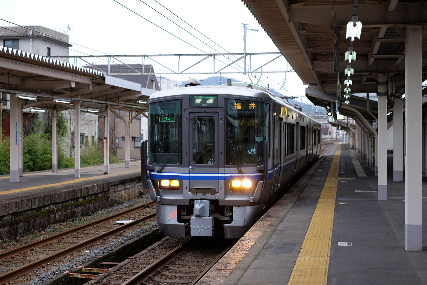 武生駅に入線する、普通列車の福井行き 1245M。