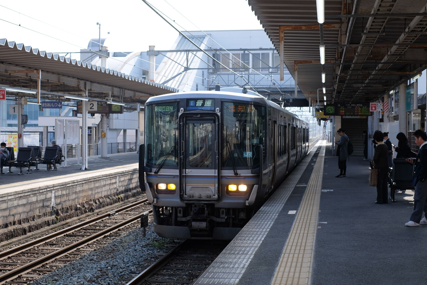 普通列車の福知山行き 225M。