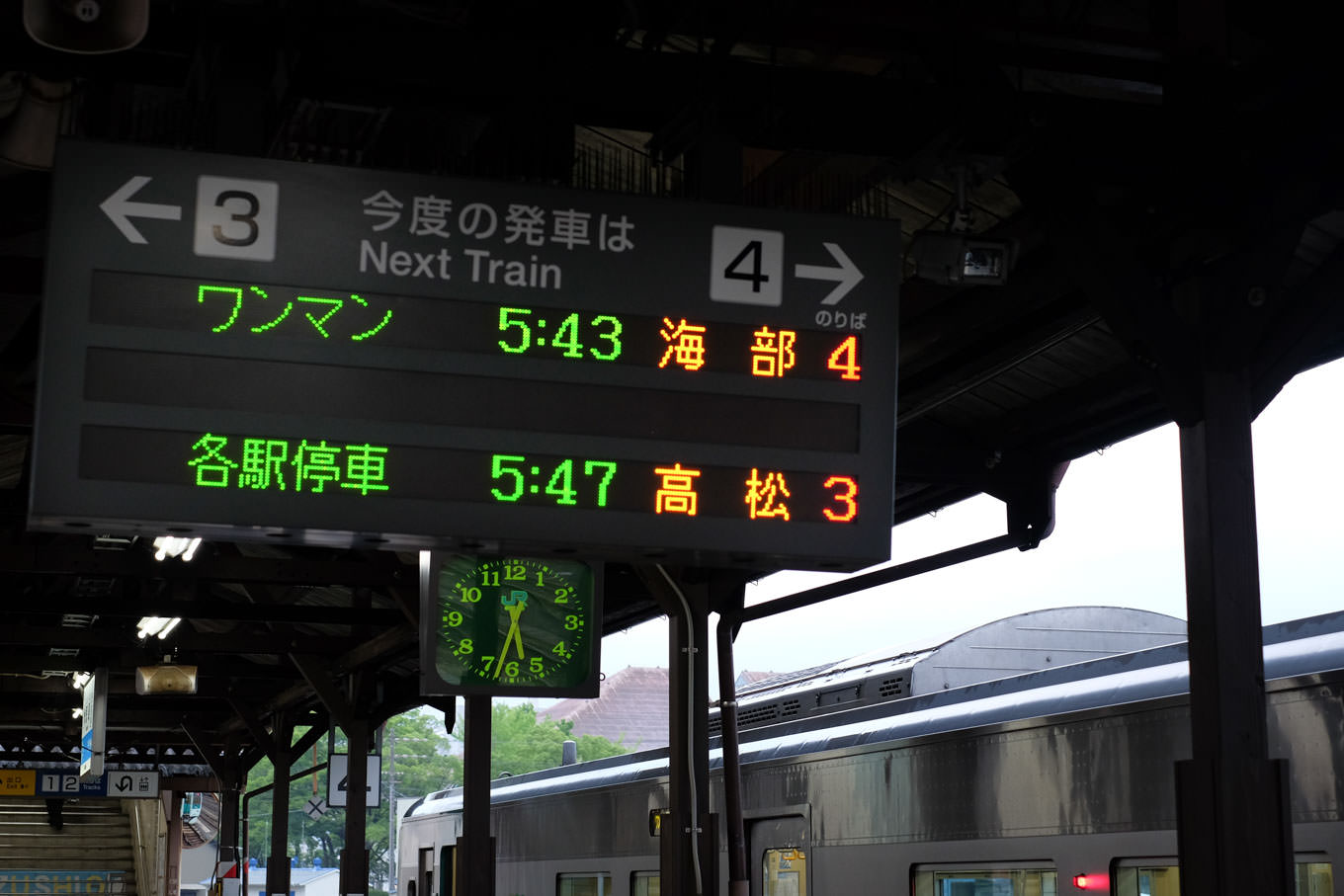 徳島駅ホームと、乗車する普通列車の海部行き 4523D。