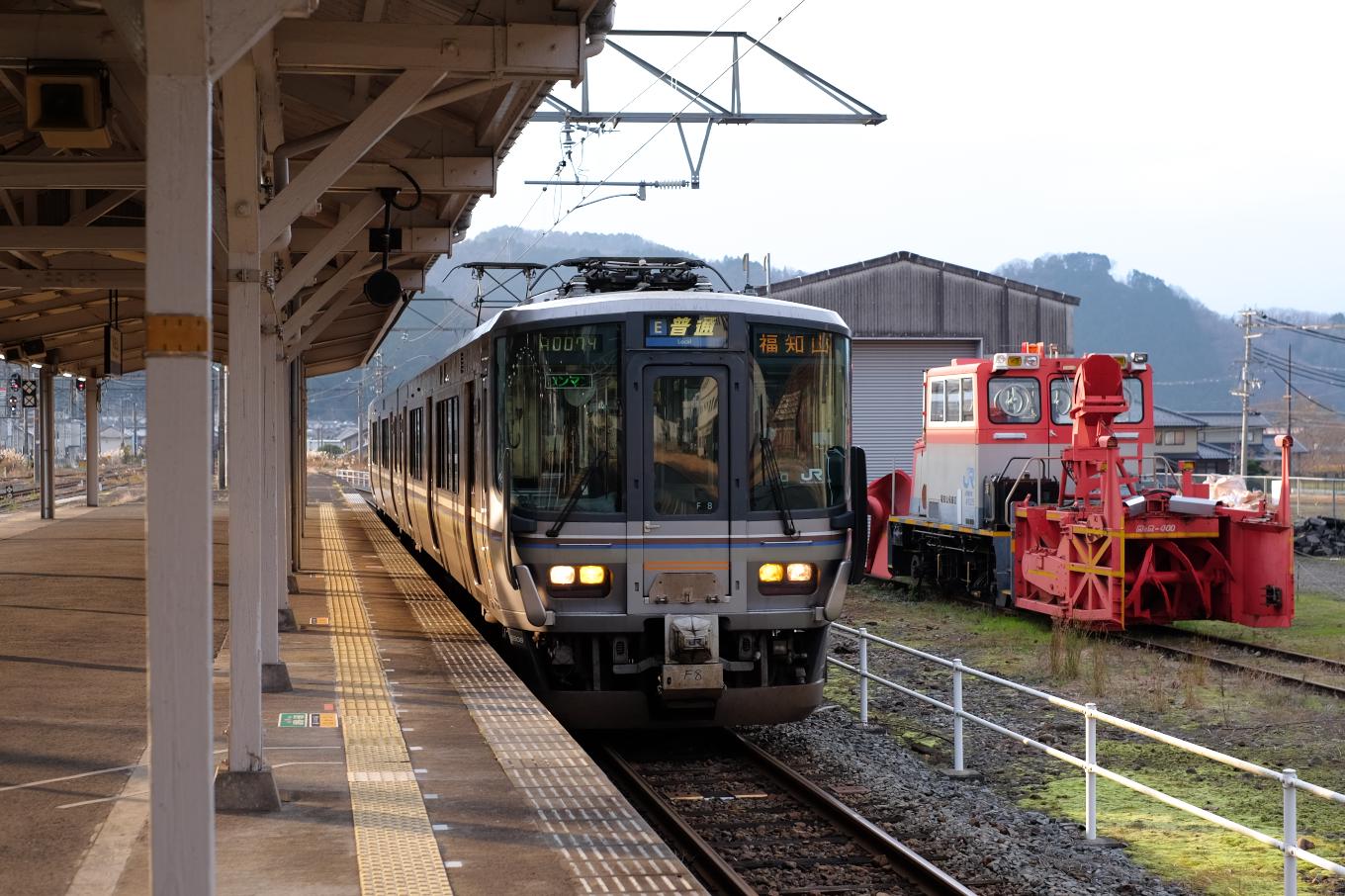 普通列車の福知山行き 438M。
