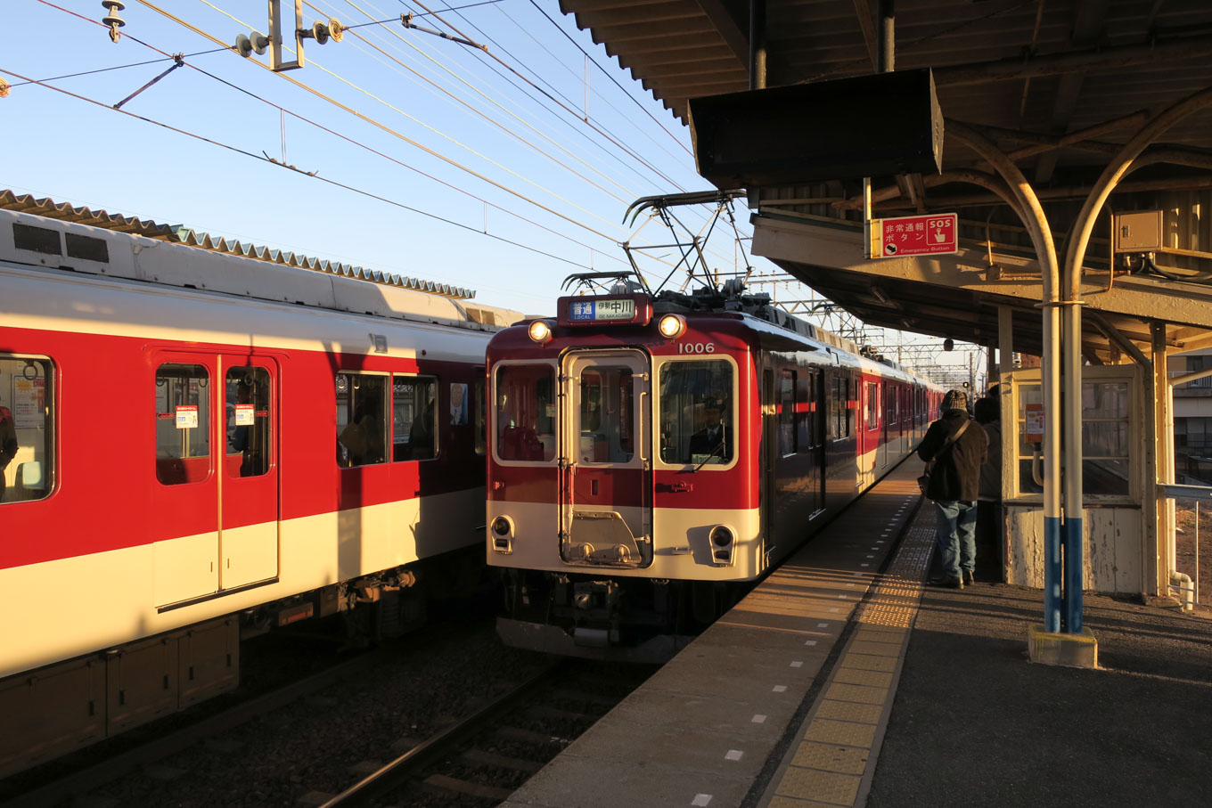 千代崎駅に入線する普通列車。